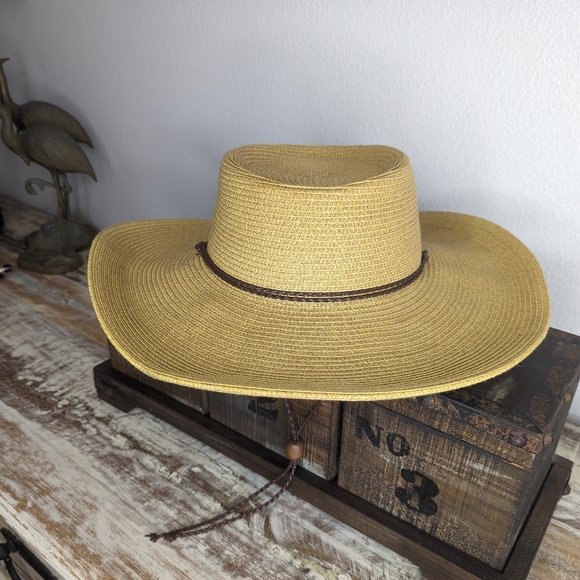 Accessories - Straw hat with braided chin strap
